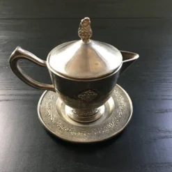 Crémier classique en métal argenté