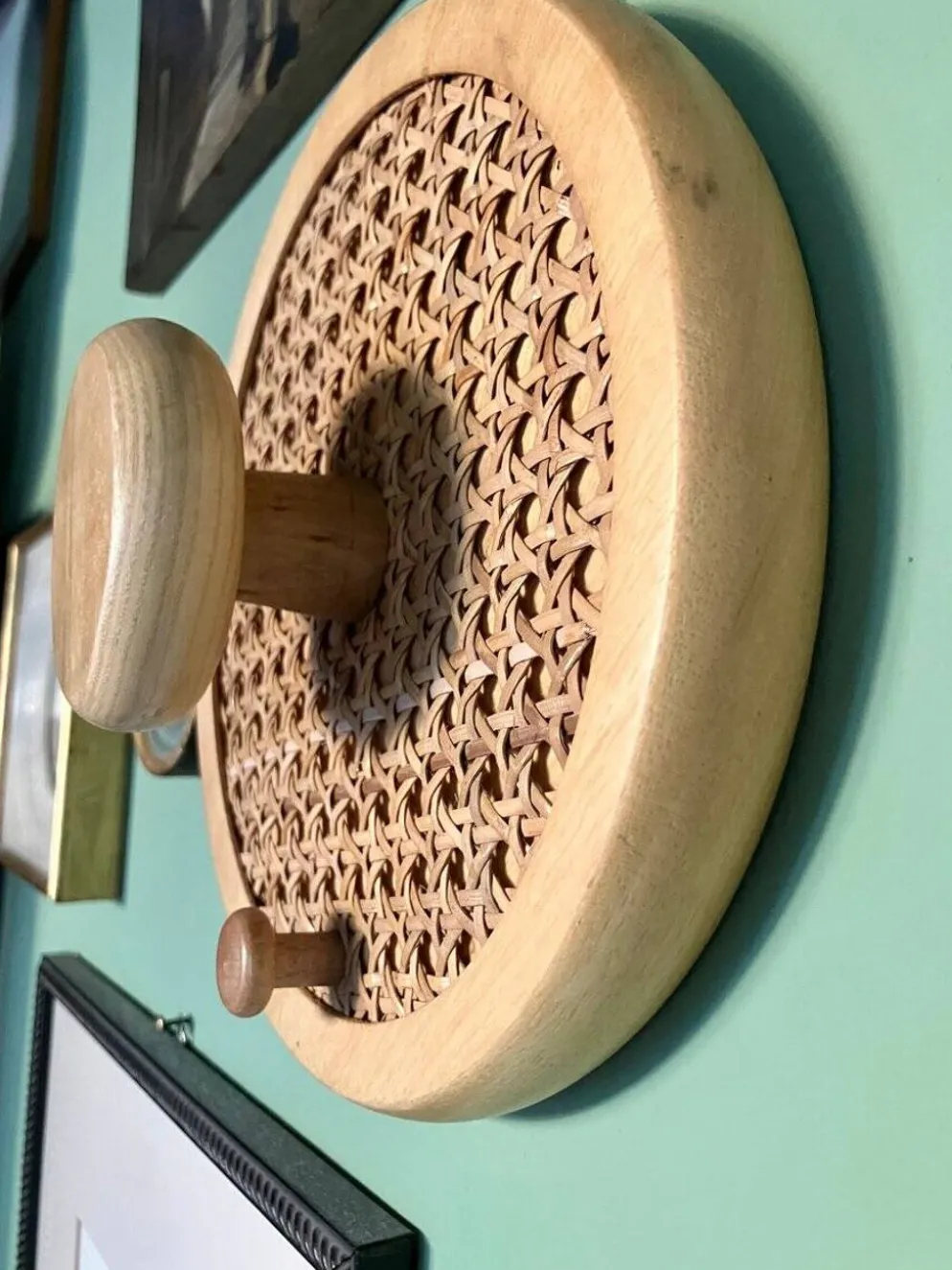 Crochets de manteau en bois et en osier tressé, années 1960, ensemble de 2