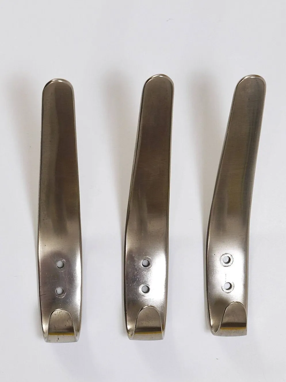 2 crochets muraux vintage en nickel plaqué en laiton par Carl Auböck II, Autriche, années 1950