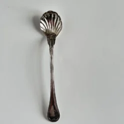 Cuillère de service en argent en forme de coquille