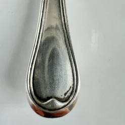 Cuillère de service en argent en forme de coquille