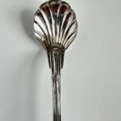 Cuillère de service en argent en forme de coquille