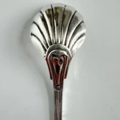 Cuillère de service en argent en forme de coquille