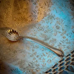 Cuillère de service en argent en forme de coquille