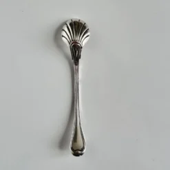 Cuillère de service en argent en forme de coquille