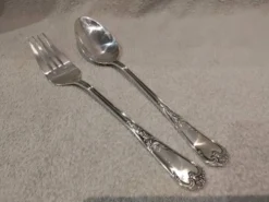 Cuillère et fourchette à ragout en métal argenté orfèvre Ercuis Louis XV