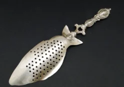 Cuillère figurative en laiton polonais en forme de poisson par SW Varsovie, années 1900.