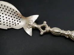 Cuillère figurative en laiton polonais en forme de poisson par SW Varsovie, années 1900.
