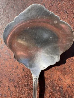 Cuillère à fraises ou salade de fruits ancienne Art Nouveau en métal argent