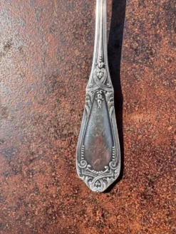 Cuillère à fraises ou salade de fruits ancienne Art Nouveau en métal argent