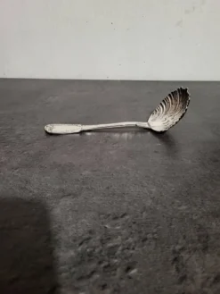 Cuillère à saupoudrer vintage en excellent état