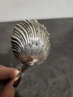Cuillère à saupoudrer vintage en excellent état