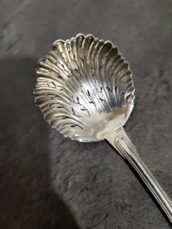 Cuillère à saupoudrer vintage en excellent état
