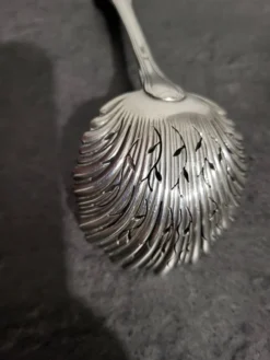 Cuillère à saupoudrer vintage en excellent état