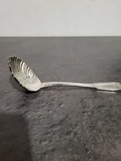 Cuillère à saupoudrer vintage en excellent état