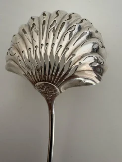 Cuillère, saupoudreuse en argent