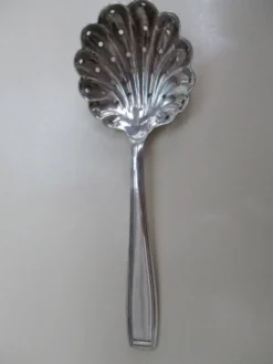 Cuillère saupoudreuse en métal argenté Ercuis