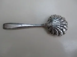 Cuillère saupoudreuse en métal argenté Ercuis