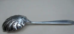 Cuillère saupoudreuse en métal argenté Ercuis