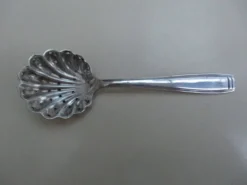 Cuillère saupoudreuse en métal argenté Ercuis