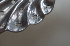 Cuillère saupoudreuse en métal argenté Ercuis
