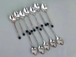 12 cuillères à moka en métal argenté