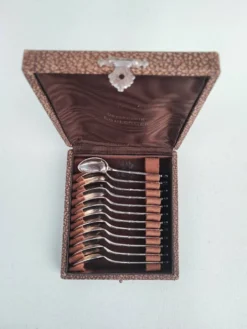 12 cuillères à moka en métal argenté