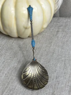 Cuillère à soupoudrer en argent émail cloisonné par David Andersen
