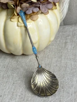 Cuillère à soupoudrer en argent émail cloisonné par David Andersen