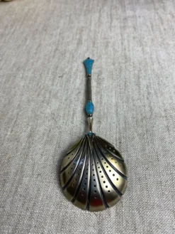 Cuillère à soupoudrer en argent émail cloisonné par David Andersen