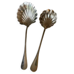 Cuillères saupoudreuse et fraises Ercuis anciennes
