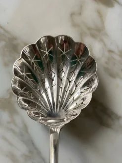 Cuillères saupoudreuse et fraises Ercuis anciennes