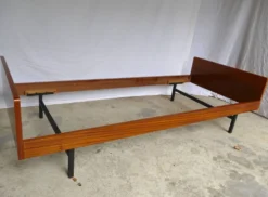 Daybed LC8 A.R.P. Pierre Guariche 1955