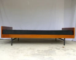 Daybed LC8 A.R.P. Pierre Guariche 1955