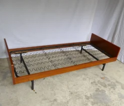 Daybed LC8 A.R.P. Pierre Guariche 1955