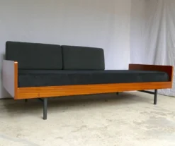 Daybed LC8 A.R.P. Pierre Guariche 1955