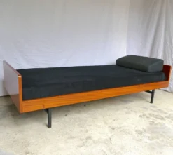 Daybed LC8 A.R.P. Pierre Guariche 1955