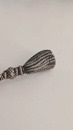 Décapsuleur vintage en métal argenté – motif pompon