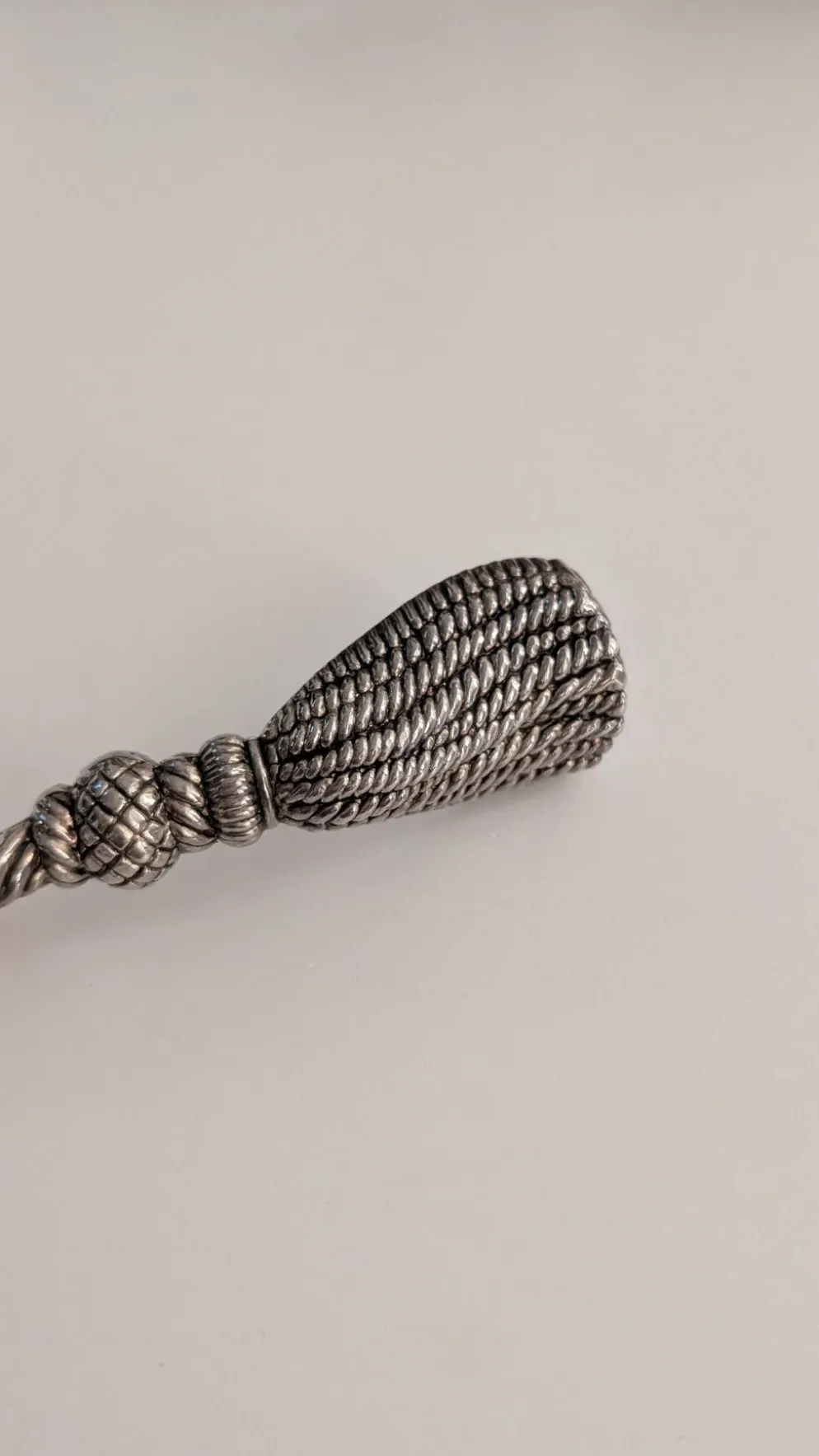 Décapsuleur vintage en métal argenté – motif pompon