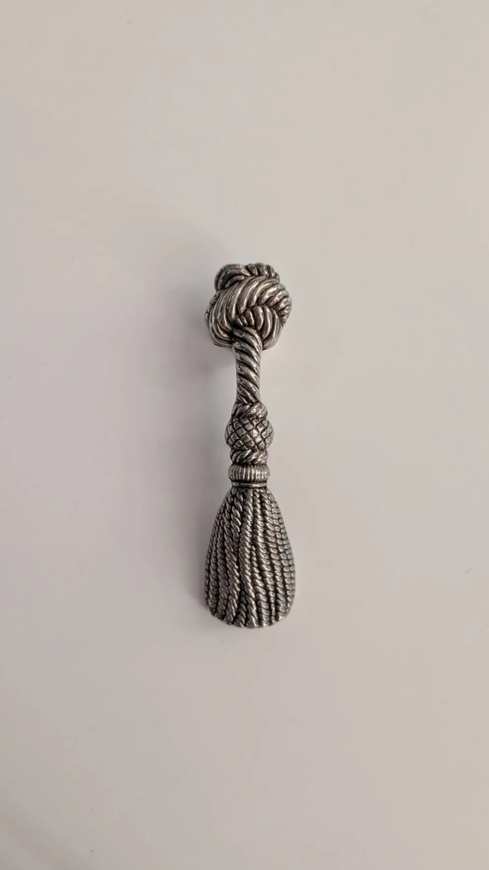Décapsuleur vintage en métal argenté – motif pompon