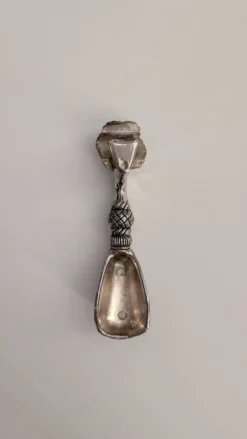 Décapsuleur vintage en métal argenté – motif pompon