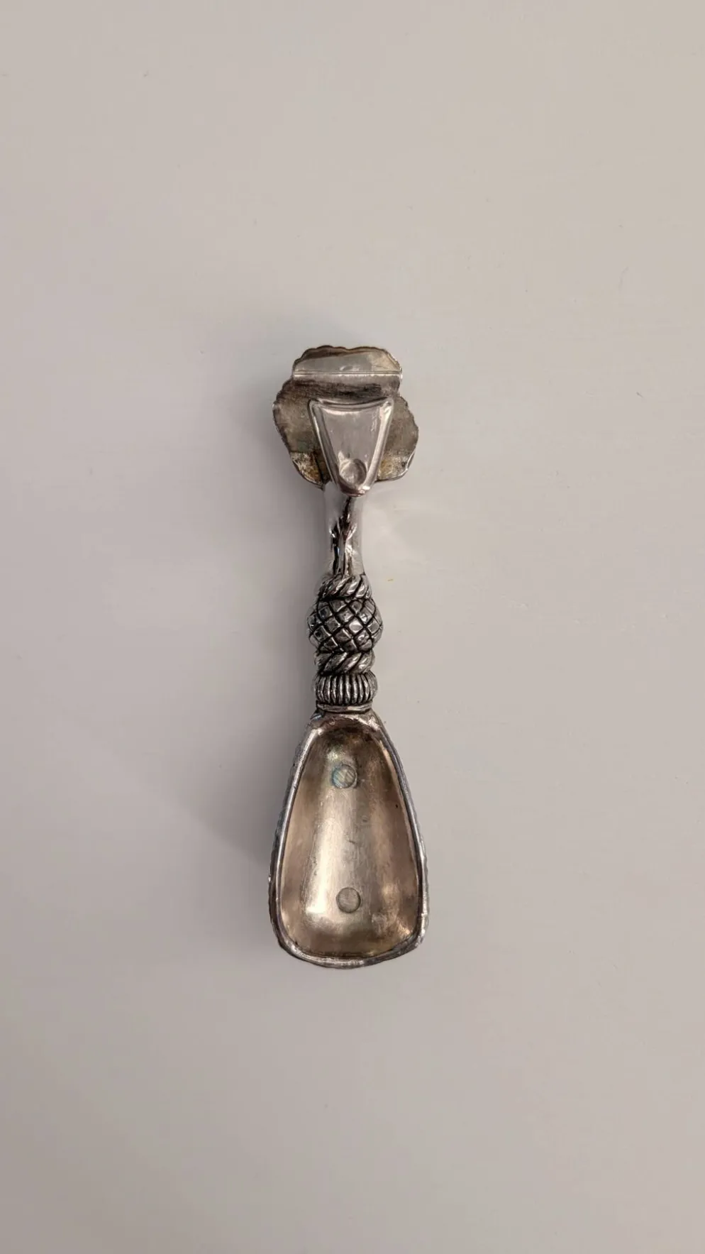 Décapsuleur vintage en métal argenté – motif pompon