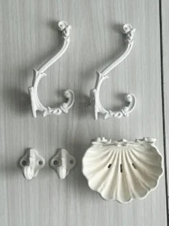 Décor salle de bain, patères, porte-savon, accroches en métal blanc