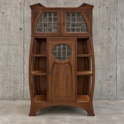 Design éclectique / Art Nouveau / Jugendstil / Buffet en chêne / Années 1960 / Hauteur 190 cm
