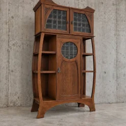 Design éclectique / Art Nouveau / Jugendstil / Buffet en chêne / Années 1960 / Hauteur 190 cm