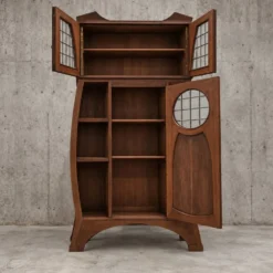 Design éclectique / Art Nouveau / Jugendstil / Buffet en chêne / Années 1960 / Hauteur 190 cm