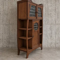 Design éclectique / Art Nouveau / Jugendstil / Buffet en chêne / Années 1960 / Hauteur 190 cm