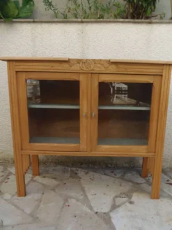 Desserte Art Déco en bois, 2 portes vitrées.