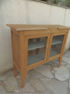 Desserte Art Déco en bois, 2 portes vitrées.