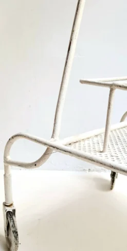 Desserte / Bar roulant en métal perforé laqué blanc dans le goût de Matégot Vintage des années 50